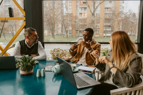 Trzech Pięknych Biznesmenów Rozmawia Siedząc Kawiarni — Zdjęcie stockowe