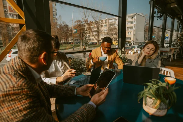 Kafede Otururken Birlikte Çalışan Adamları — Stok fotoğraf