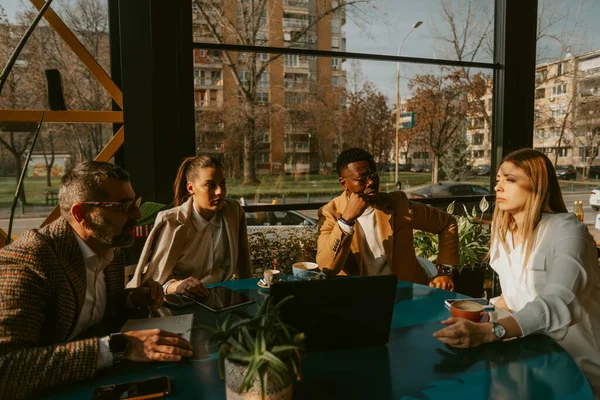 Τέσσερις Επιχειρηματίες Έχουν Μια Επαγγελματική Συνάντηση Ενώ Κάθεται Στο Καφέ — Φωτογραφία Αρχείου
