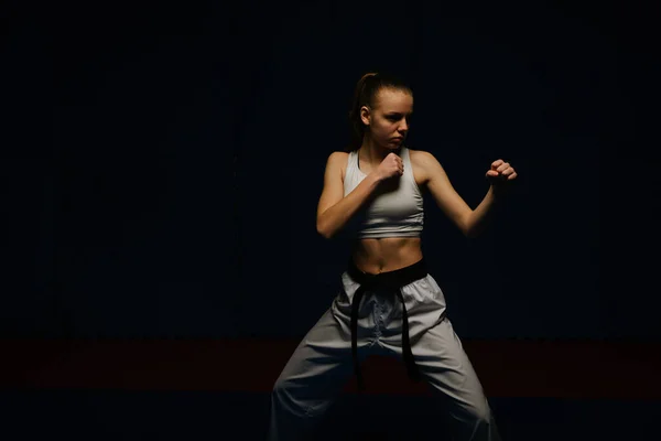 Güzel Güçlü Bir Kız Karate Kulübünde Ura Tsuki Pozu Veriyor — Stok fotoğraf