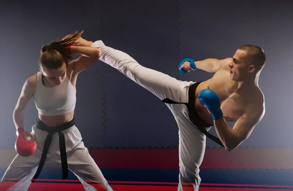 Dos Jóvenes Guapos Amigos Del Karate Haciendo Práctica Ura Mawashi —  Fotos de Stock