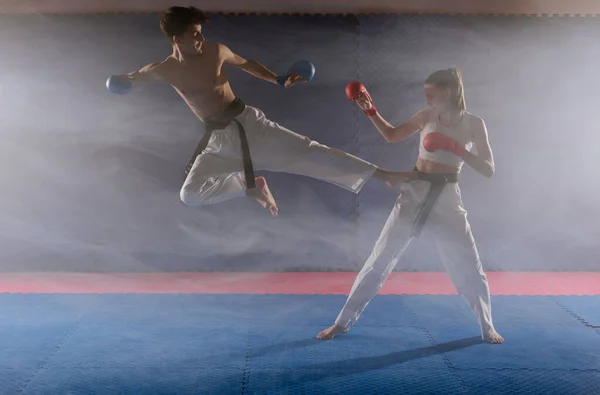 Twee Jonge Karatisten Doen Yoko Tobi Geri Praktijk Rook Karate — Stockfoto