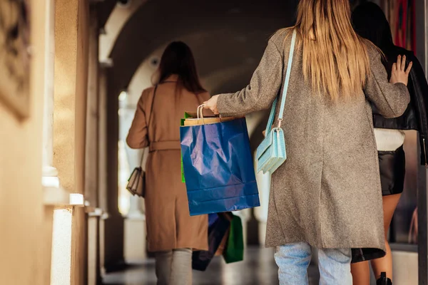 Gri Ceketli Sarışın Kız Arkadaşlarıyla Alışveriş Yapıyor Elinde Alışveriş Torbaları — Stok fotoğraf