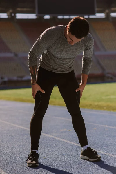 Ein Müder Männlicher Sportler Gönnt Sich Nach Dem Training Seiner — Stockfoto