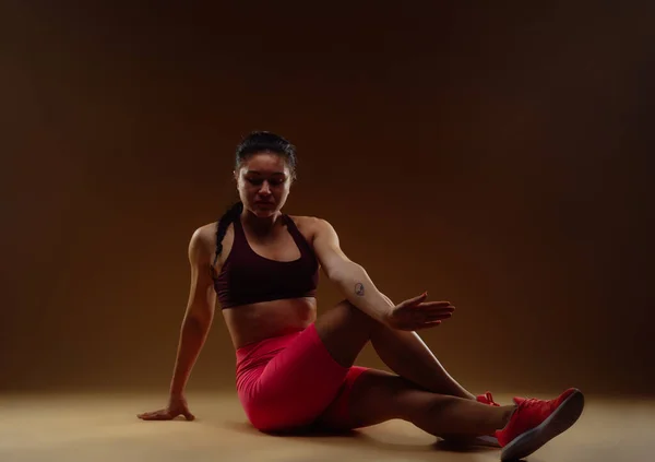 Bacak Bacak Üstüne Atmış Güçlü Bir Bayan Sporcu Bej Bir — Stok fotoğraf
