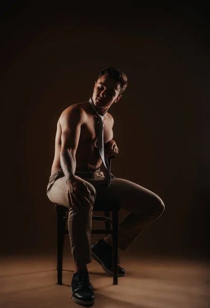 Красивий Чоловік Позує Сидячи Стільці Студії — стокове фото