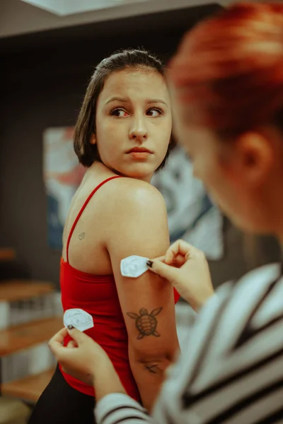 Hermosa Chica Morena Está Eligiendo Tamaño Para Diseño Tatuaje —  Fotos de Stock