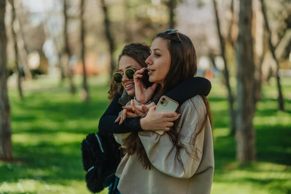 Primer Plano Encantadora Chica Pelo Rizado Abrazando Amiga Morena Mientras — Foto de Stock
