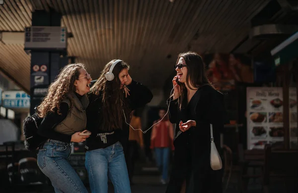 Vista Frontal Tiro Duas Meninas Sorridentes Bonitas Divertindo Enquanto Pendurado — Fotografia de Stock