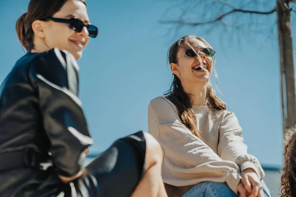 Zwei Brünette Mädchen Sitzen Park Und Unterhalten Sich Sie Lachen — Stockfoto