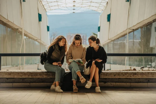 Uma Visão Frontal Três Lindas Garotas Lendo Livro Juntas — Fotografia de Stock