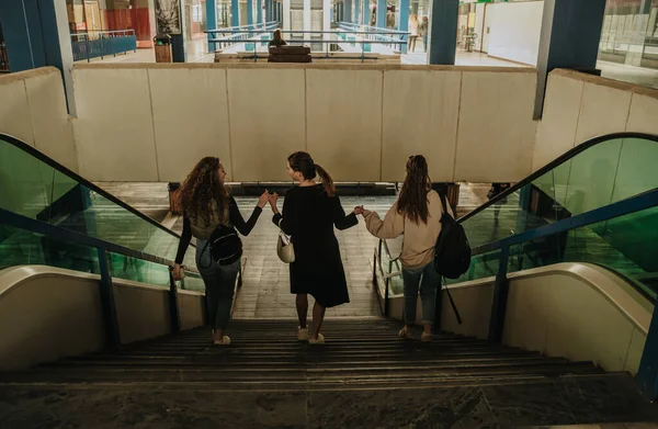 Tres Chicas Bajando Centro Comercial Están Cogidos Mano Conversando —  Fotos de Stock