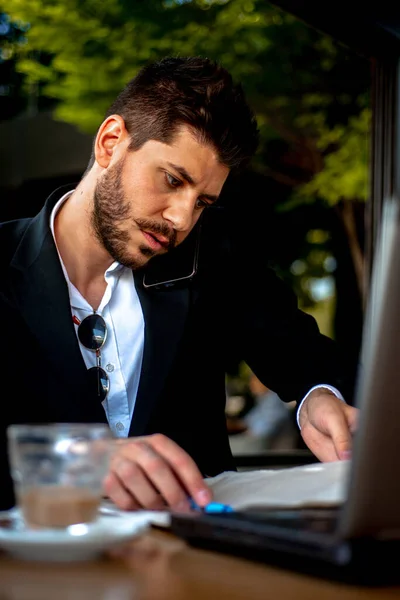 Nahaufnahme Eines Geschäftsmannes Telefon Während Café Sitzt — Stockfoto