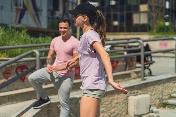 Mädchen Pinkfarbener Sportbekleidung Gespräch Mit Ihren Freundinnen Beim Aufwärmen Vor — Stockfoto