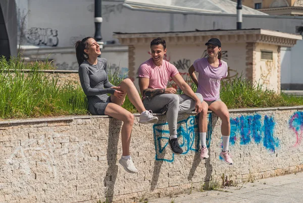 Drei Sportfreunde Ruhen Sich Vom Training Aus Sie Sitzen Auf — Stockfoto