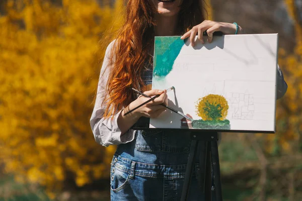 Dziewczyna Rudymi Włosami Stojąca Obrazem Stojąca Parku Uśmiechnięta — Zdjęcie stockowe