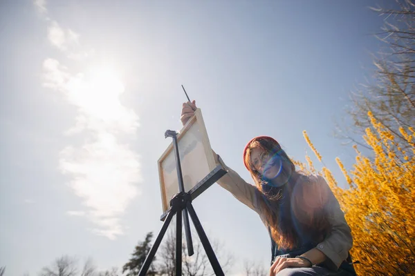 Žena Zázvor Umělec Malba Při Sezení Přírodě Parku Před Žlutým — Stock fotografie