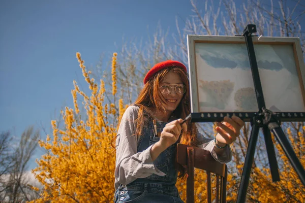 Güzel Kızıl Kız Parktaki Tuvalinde Gülümseyip Resim Yaparken Eğleniyor — Stok fotoğraf