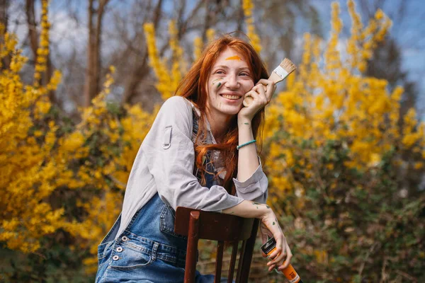 Zblízka Krásné Zázvor Malíř Dívka Pózuje Usmívá Zatímco Sedí Dřevěné — Stock fotografie