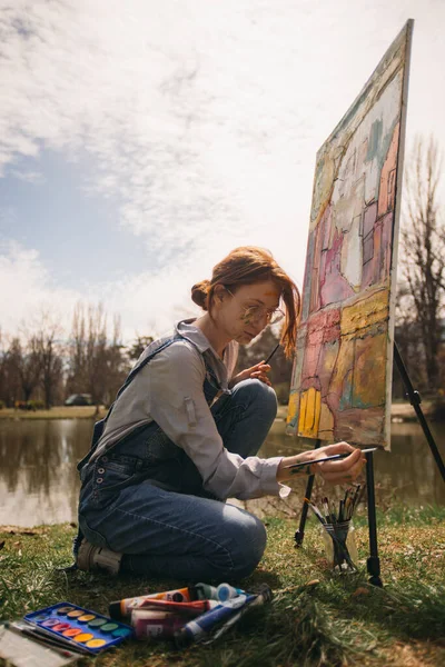 Büyük Tuvale Kızıl Saçlı Kadın Ressamın Resmini Yakın Plan Göl — Stok fotoğraf