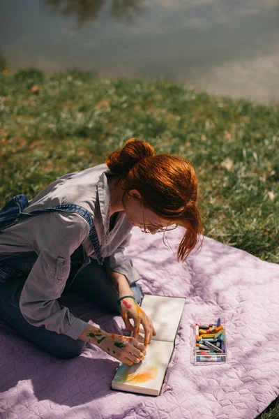 Krásné Červené Vlasy Dívka Kresba Svém Skicáku Pastely Při Sezení — Stock fotografie
