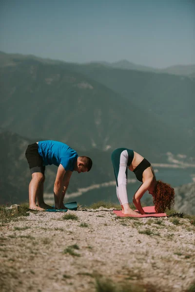 Yoga Couple Making Yoga Poses Yoga Mats Mountain — Stock Photo, Image