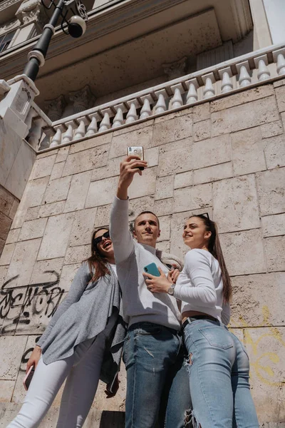 Tre Bästa Vänner Ler Och Tar Selfie När Står Utanför — Stockfoto