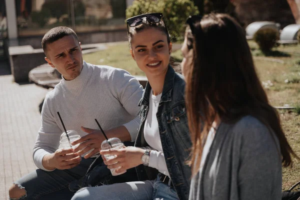 Három Legjobb Barát Beszélget Miközben Ülnek Turmixot Tartanak Parkban — Stock Fotó