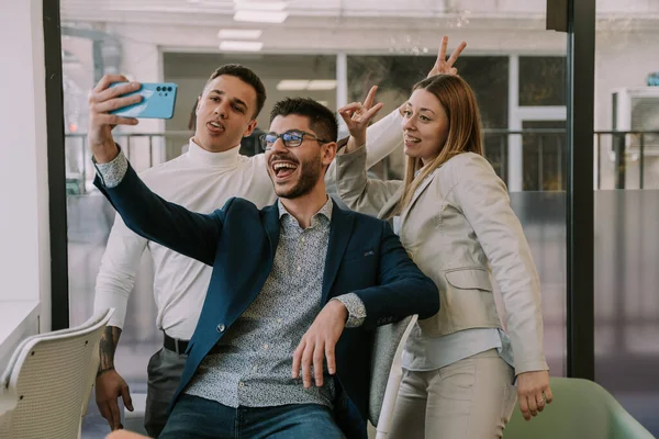 Tres Jóvenes Juguetones Amigos Del Trabajo Tomando Una Selfie Juntos —  Fotos de Stock