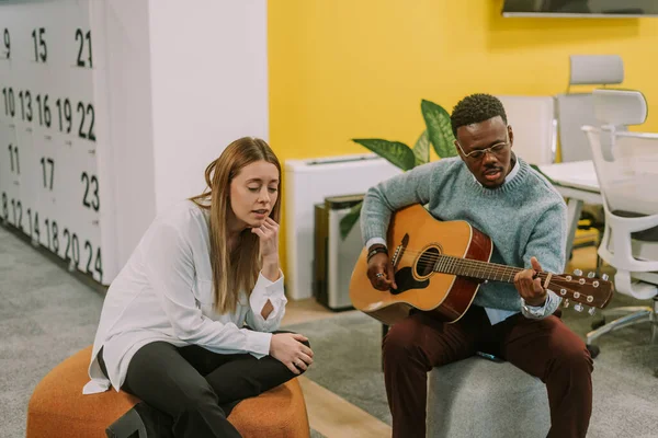 Beyaz Sarışın Kız Arkadaşı Şarkı Söylerken Yakışıklı Siyah Erkek Gitar — Stok fotoğraf