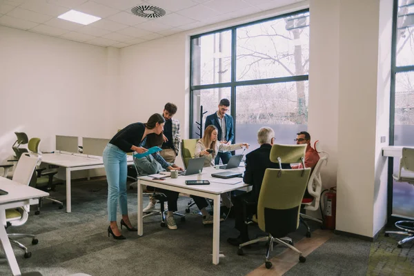 Grupo Seis Colegas Negocios Que Reúnen Espacio Coworking Mientras Están — Foto de Stock