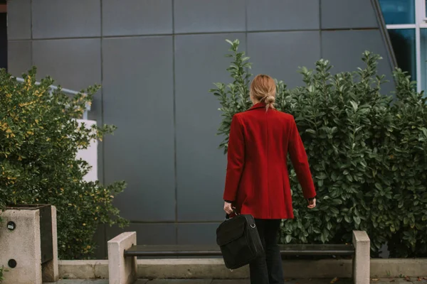 Mujer Negocios Con Abrigo Rojo Pie Cerca Del Banco Edificio —  Fotos de Stock