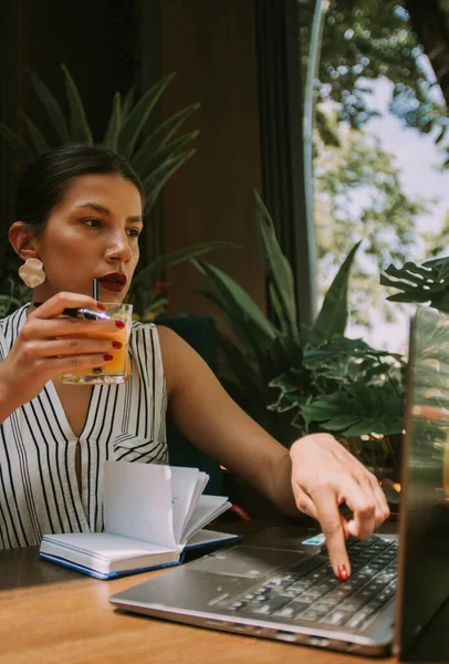 Vacker Affärskvinna Skriva Laptop Medan Dricker Apelsinjuice Caféet — Stockfoto
