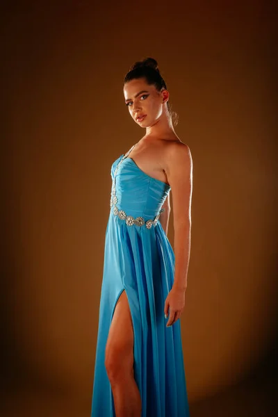 Una Chica Sexy Forma Con Maquillaje Cara Posando Vestido Azul — Foto de Stock