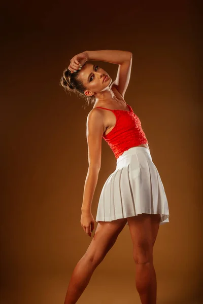 Una Bella Dama Posando Rojo Traje Blanco Estudio Brazo Sobre — Foto de Stock
