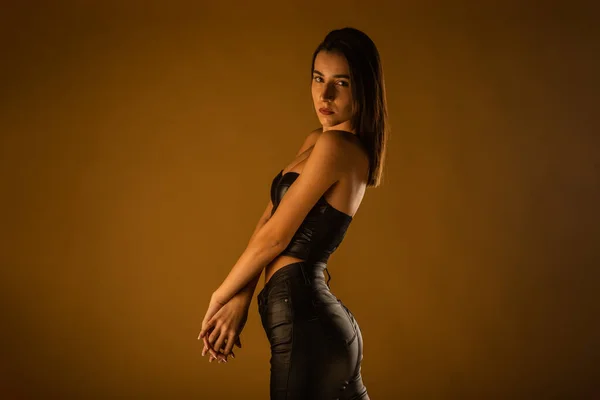 Een Sexy Meisje Doet Een Mode Sessie Studio Een Beige — Stockfoto