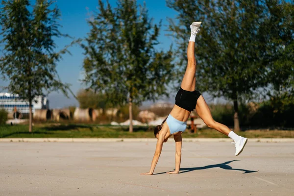 Ajuste Muscular Menina Fazendo Cartwheel — Fotografia de Stock