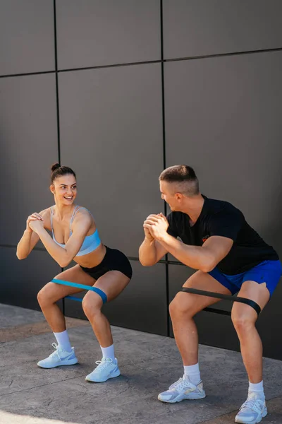 Couple Sportif Attrayant Faisant Des Squats Ayant Une Conversation Amusante — Photo