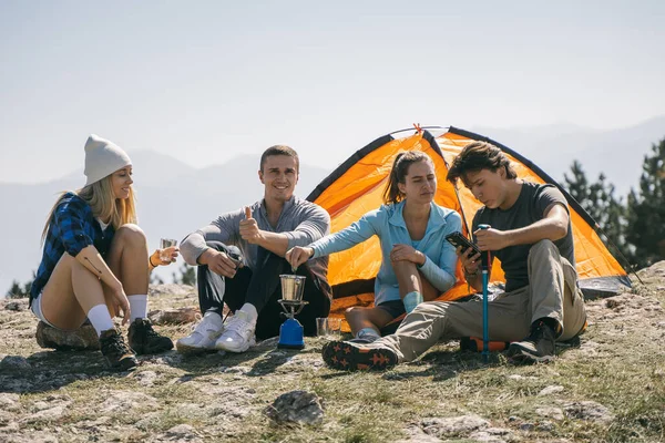 Cuatro Excursionistas Relajándose Mientras Están Sentados Haciendo Café Montaña — Foto de Stock