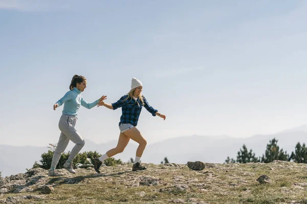 Dos Chicas Guapas Corriendo Cima Montaña — Foto de Stock