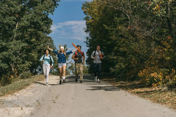 Vier Vrolijke Lachende Wandelaars Die Straat Rennen Hele Dag Bergen — Stockfoto