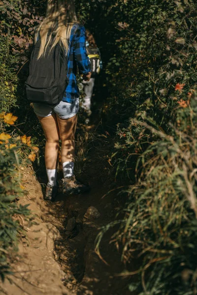 在森林中间散步的金发远足女孩 — 图库照片