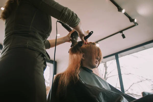 Перукарня Висушує Волосся Своїх Клієнтів Перукарні Стоячи — стокове фото