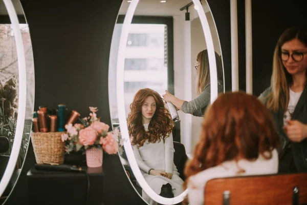 ヘアサロンで彼女のクライアントの赤い髪をカット美容師のクローズアップ — ストック写真