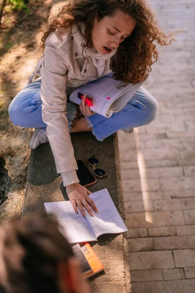 友達の宿題のミスに反応する女子高生 — ストック写真