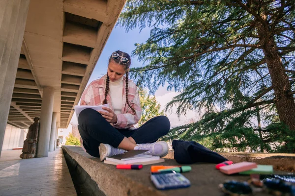 Μαθήτρια Που Γράφει Εργασίες Ενώ Κάθεται Στο Περβάζι Προβολή Χαμηλής — Φωτογραφία Αρχείου