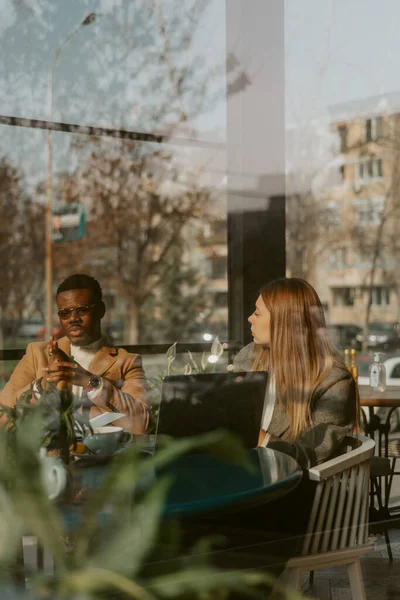 市内のカフェに二人の同僚が座っている — ストック写真