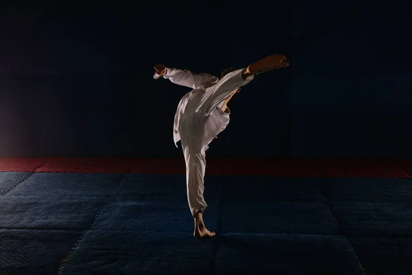 Ung Man Med Svart Bälte Gör Mawashi Geri Pose Karate — Stockfoto
