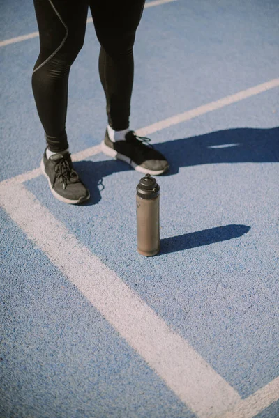 Männlicher Sportler Steht Mit Wasserflasche Vor Sich — Stockfoto