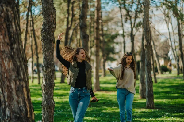 Фотография Двух Счастливых Девушек Поющих Танцующих Парке — стоковое фото